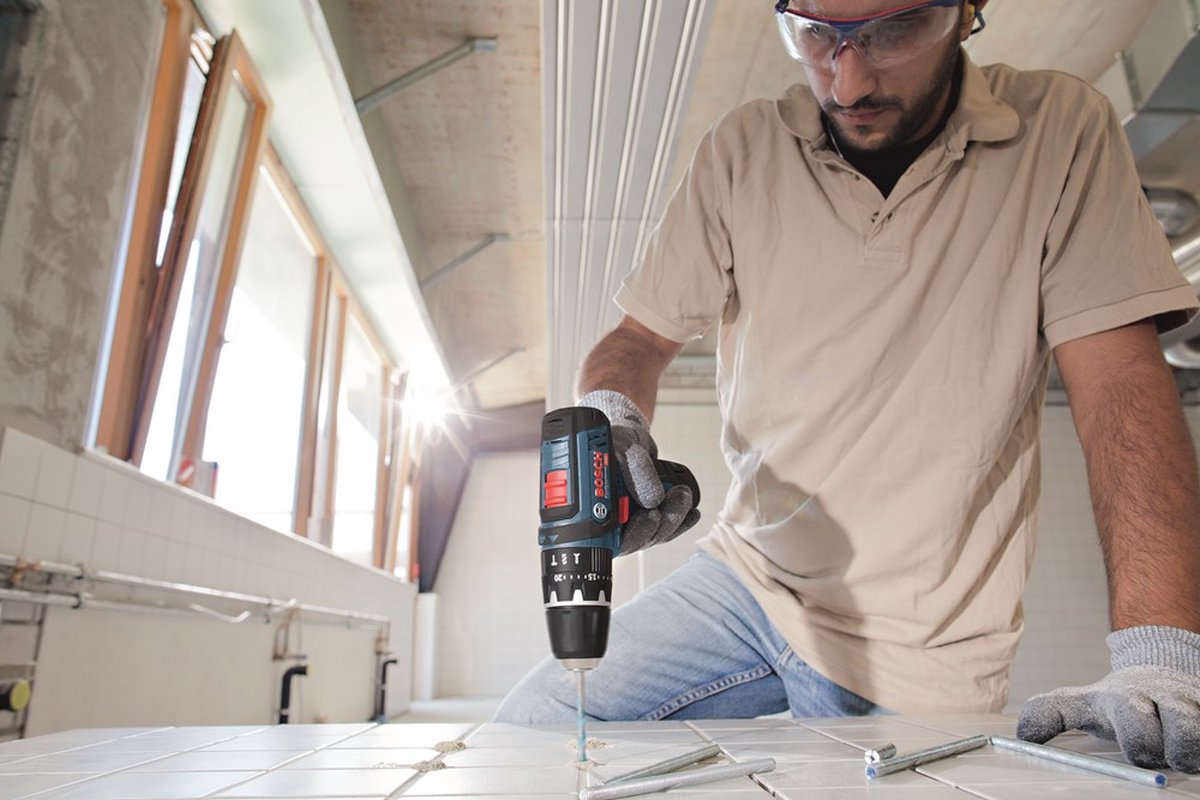 Bosch Professional GSR 12V-15 Accu Schroefboormachine met 2 Accu's