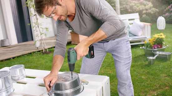 Bosch UniversalDrill 18 Accuschroefboormachine 18V met 2 Accu's en Lader