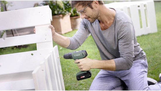Bosch UniversalDrill 18 Accuschroefboormachine 18V met 2 Accu's en Lader