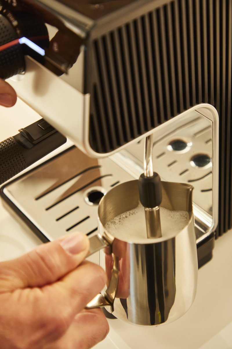 Krups Authentic+ C40 XP384G Compacte Pistonmachine met Melkopschuimer Zwart