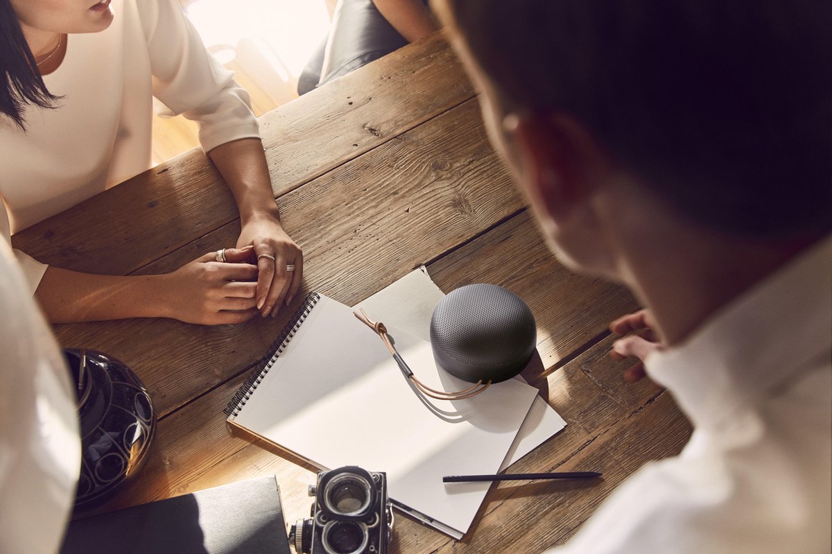 Bang & Olufsen Beosound A1 (2e Gen) Draagbare Bluetooth Speaker Antraciet Zwart Waterdicht - MR commerce