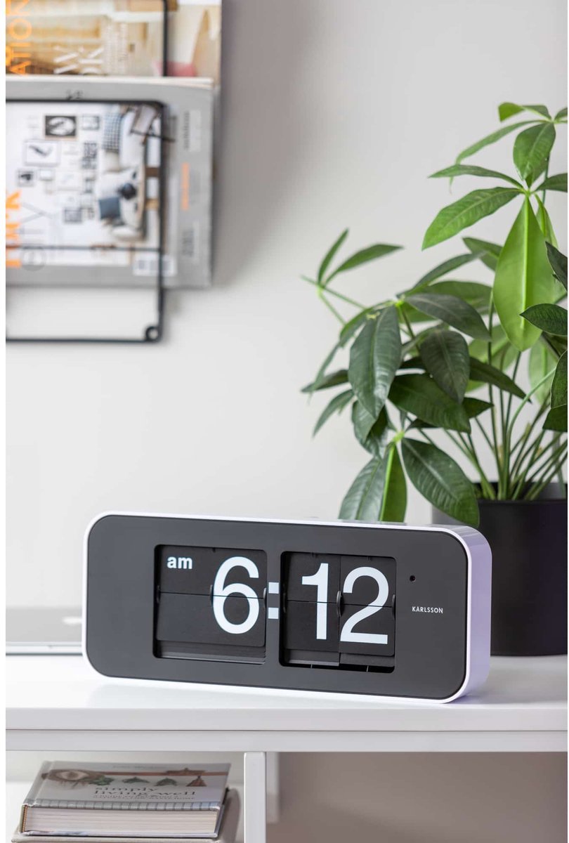 Karlsson Wide Flip Wandklok – Moderne Retro Stijl, Witte Cijferklok voor Thuis of Kantoor - MR commerce